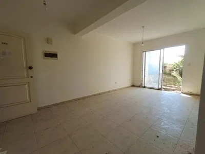 Остало; плочице, природно светло, потребна реновација