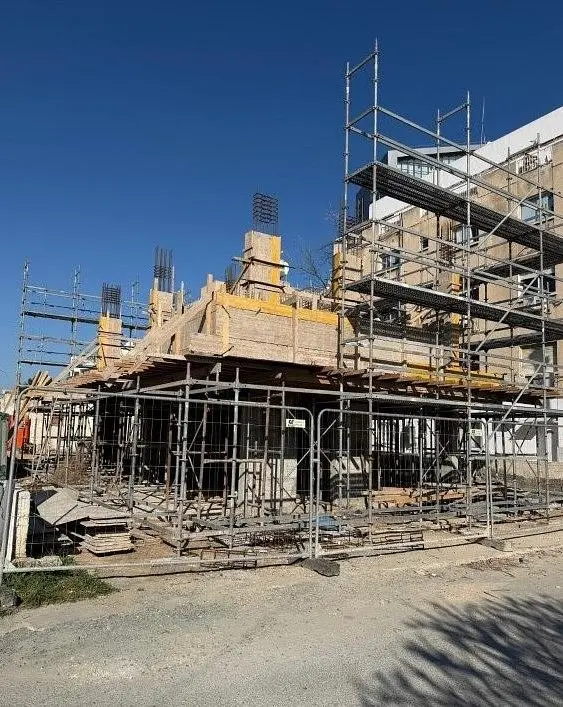 Casa y alrededores; necesita renovación