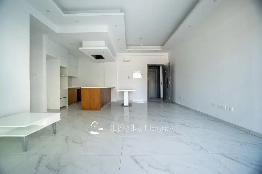 Wohnzimmer; fliesenboden, tageslicht, renoviert