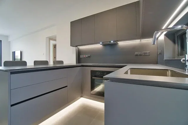 Cozinha; eletrodomésticos, renovado, chão de azulejo, luz natural