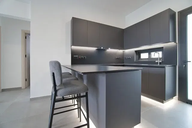 Cozinha; eletrodomésticos, chão de azulejo, renovado, luz natural, estilo moderno