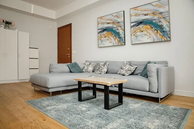 Soggiorno; luce naturale, stile moderno, pavimento in legno