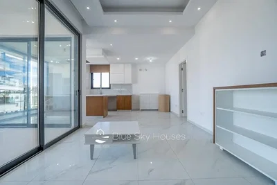 Obývací pokoj; výhled, dlažba, přirozené světlo