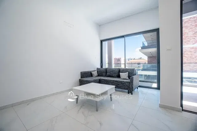 Хол; гледка, естествена светлина, модерен стил, плочки