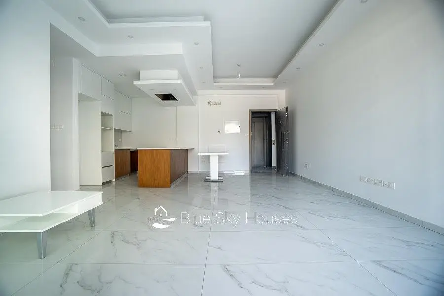 Wohnzimmer; fliesenboden, tageslicht, renoviert