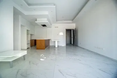 Wohnzimmer; fliesenboden, tageslicht, renoviert