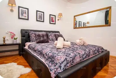 Spavaća soba; drveni pod, rustikalni stil, prirodno svjetlo