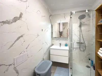 Купатило; плочице, реновиран, природно светло, модерни стил