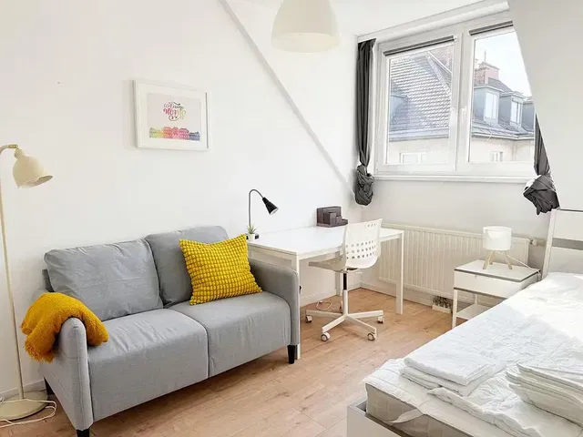 Camera da letto; pavimento in legno, luce naturale, stile moderno