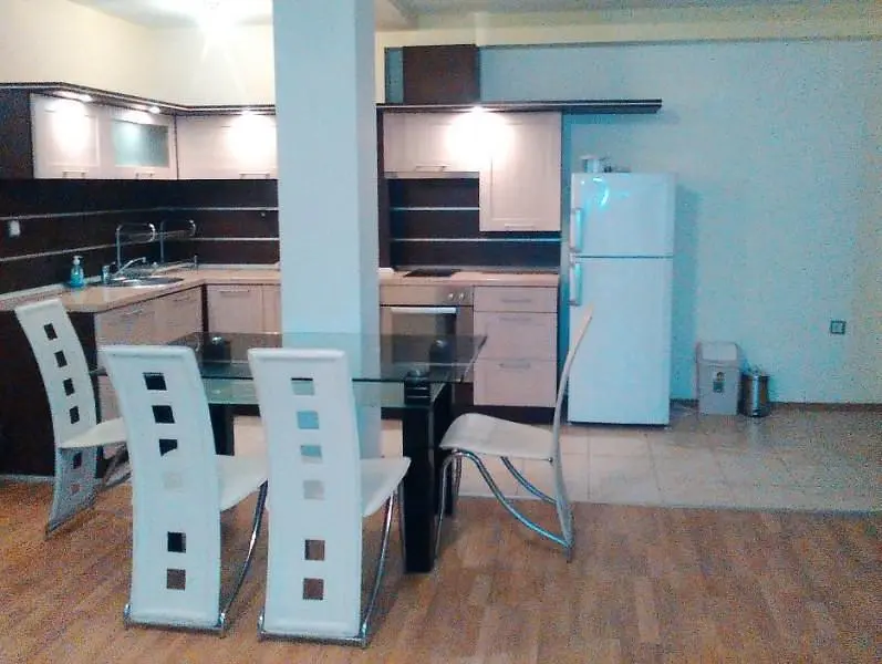 Mutfak; mutfak aletleri, fayans zemin, ahşap zemin