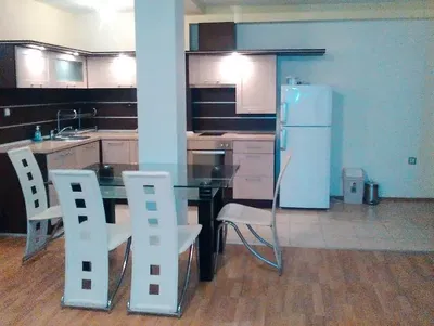 Mutfak; mutfak aletleri, fayans zemin, ahşap zemin