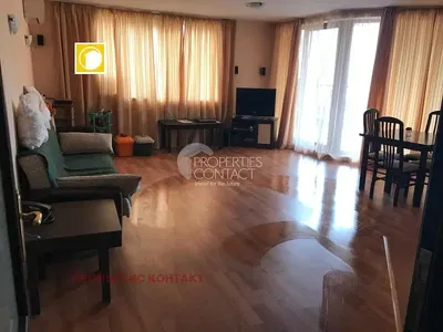 Oturma odası; doğal ışık, ahşap zemin, modern stil