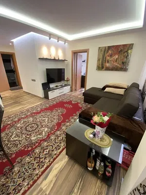 Oturma odası; ahşap zemin, doğal ışık, modern stil