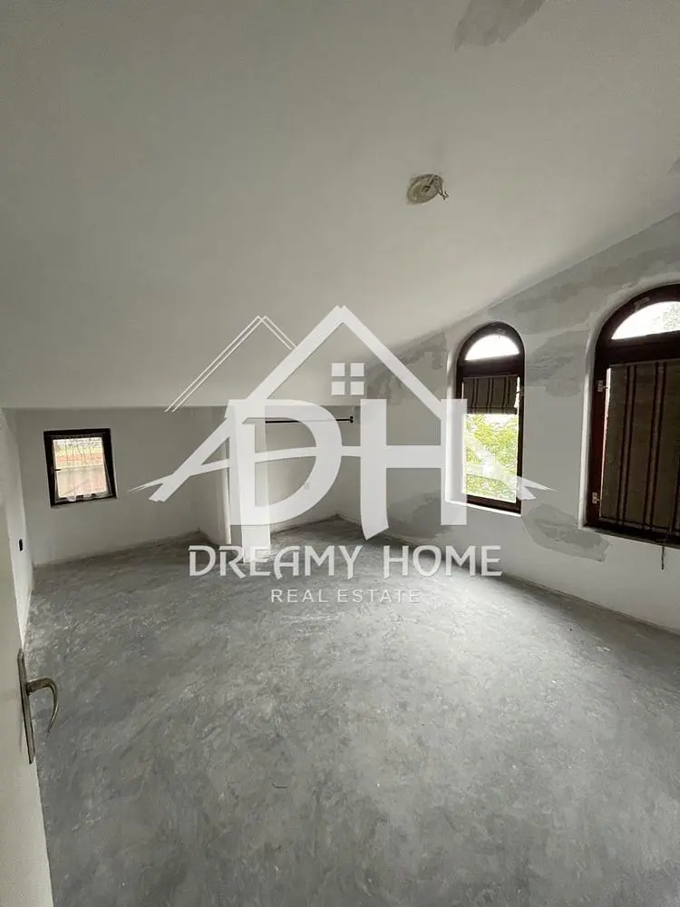 Спаваћа соба; потребна реновација, природно светло