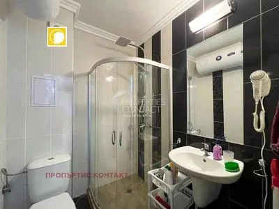 Baño; suelo de baldosas, luz natural, renovado