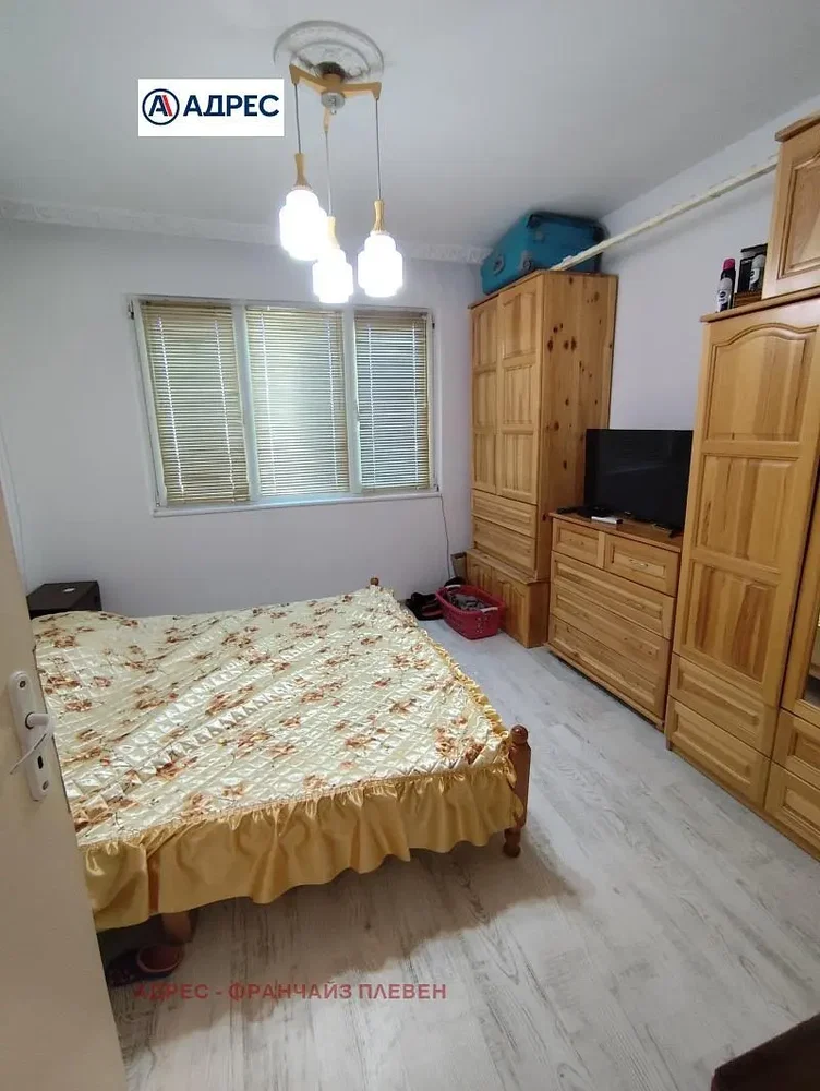 Ložnice; dřevěná podlaha, přirozené světlo