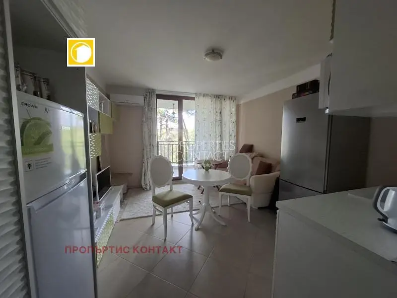 Kuchyně; výhled, dlažba