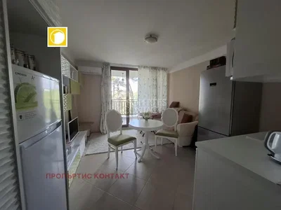 Kuchyně; výhled, dlažba