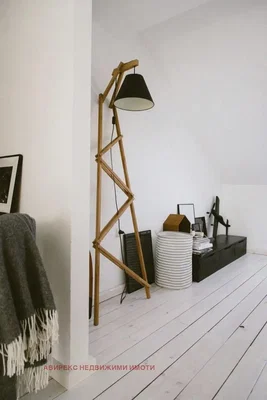 Obývací pokoj; dřevěná podlaha, přirozené světlo, moderní styl