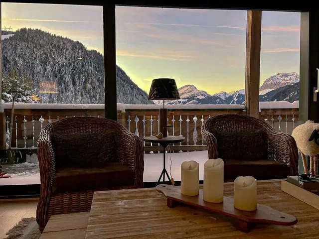 Wohnzimmer; blick, holzboden, tageslicht