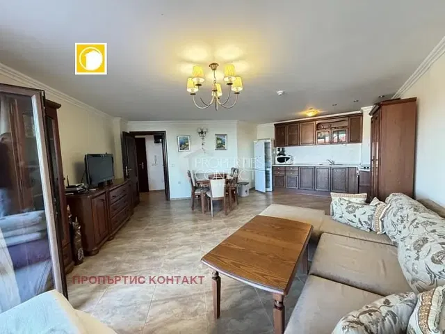 Wohnzimmer; fliesenboden, tageslicht