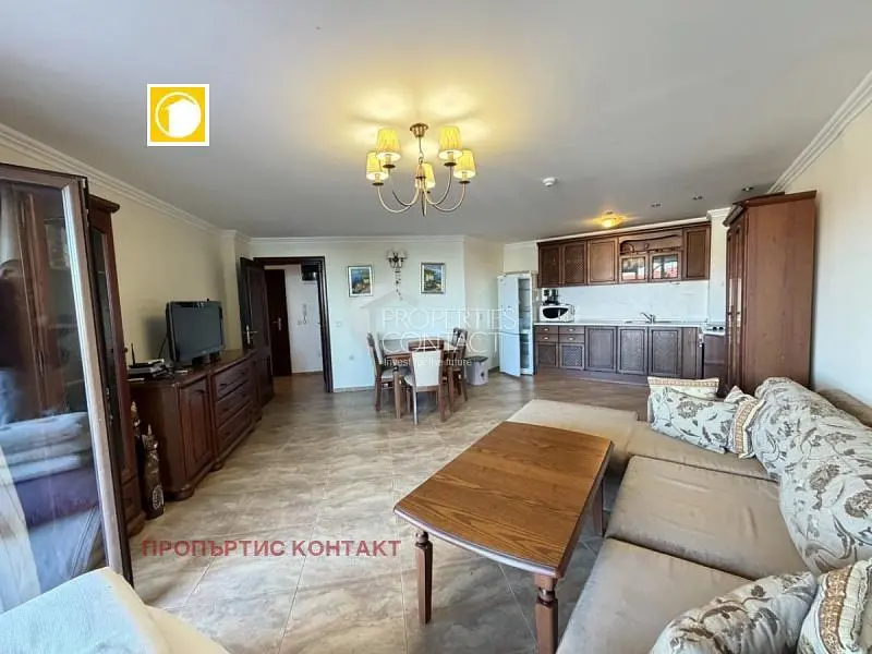 Wohnzimmer; fliesenboden, tageslicht