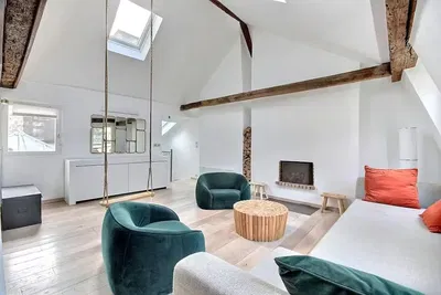 Salon; cheminée, poutres en bois, parquet, lumière naturelle, style moderne