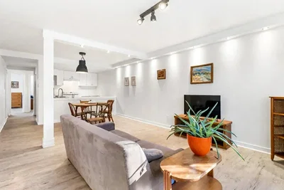 Obývací pokoj; přirozené světlo, dřevěná podlaha, moderní styl