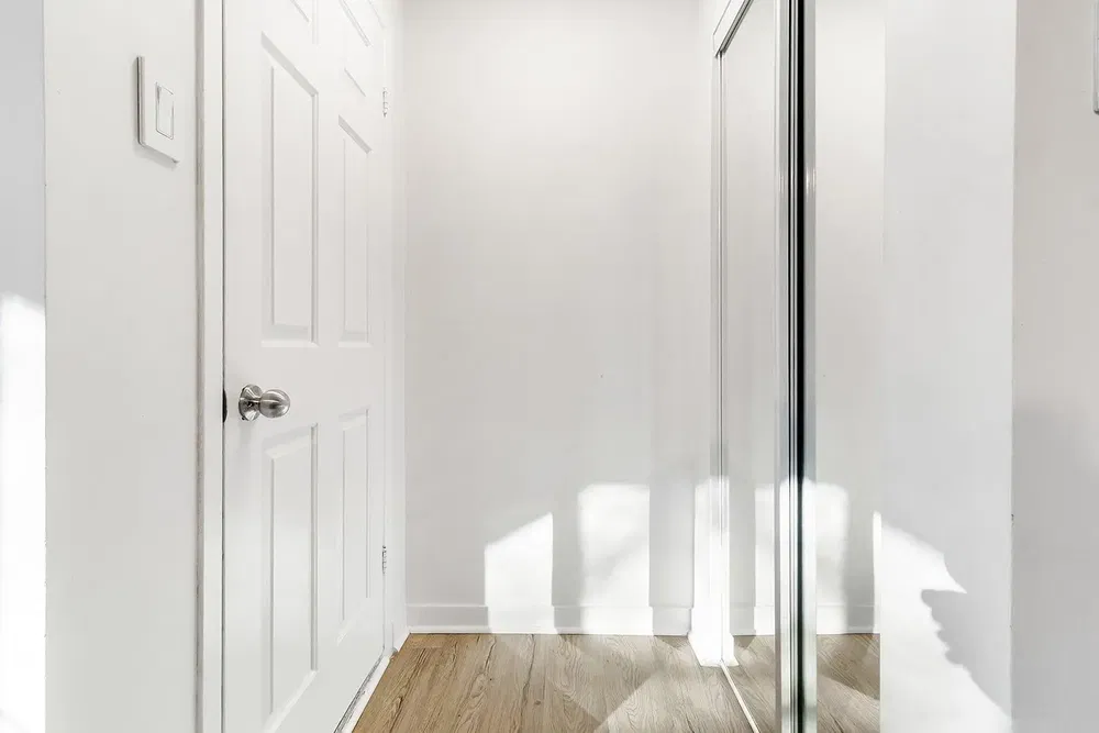 Šatna; dřevěná podlaha, přirozené světlo