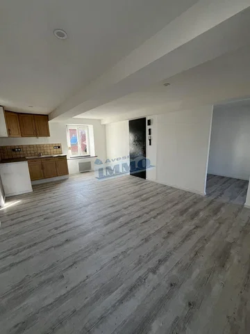 Кухня; естествена светлина, плочки