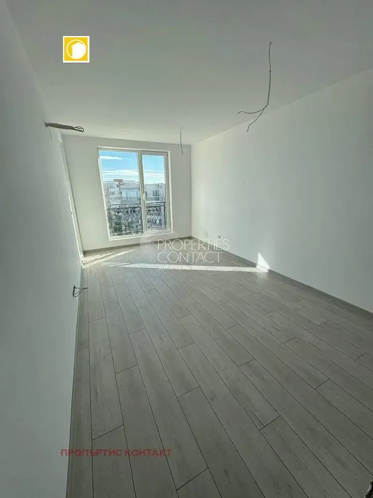 Дневна соба; поглед, дрвени под, природно светло, потребна реновација