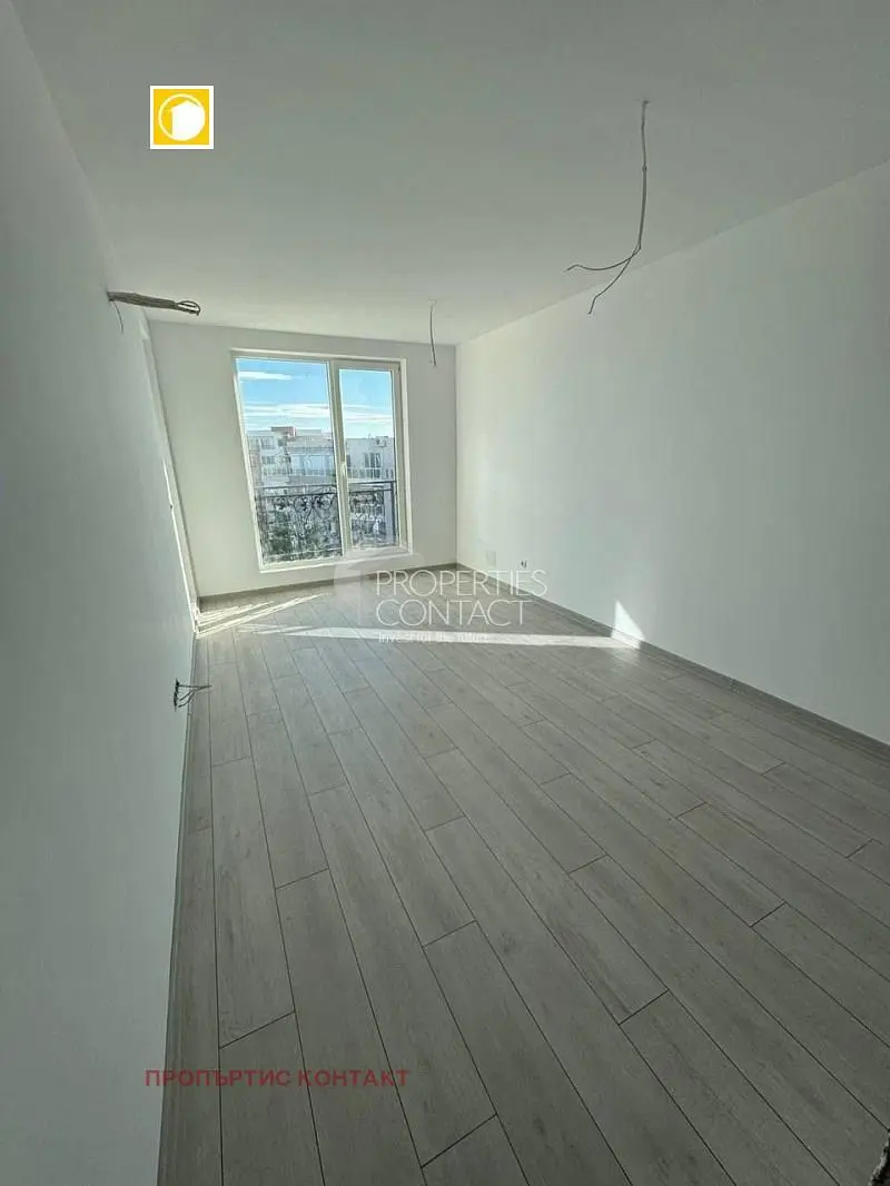 Дневна соба; поглед, дрвени под, природно светло, потребна реновација