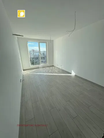 Хол; гледка, дървен под, естествена светлина, нуждае се от ремонт