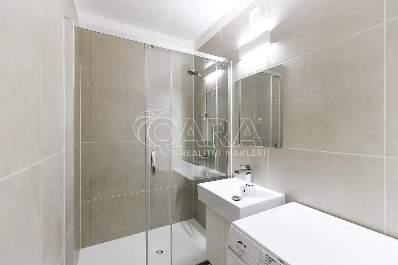 Banyo; fayans zemin, tadilatlı, doğal ışık