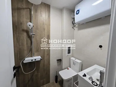 Toilette; warmwasserbereiter, fliesenboden, renoviert, tageslicht