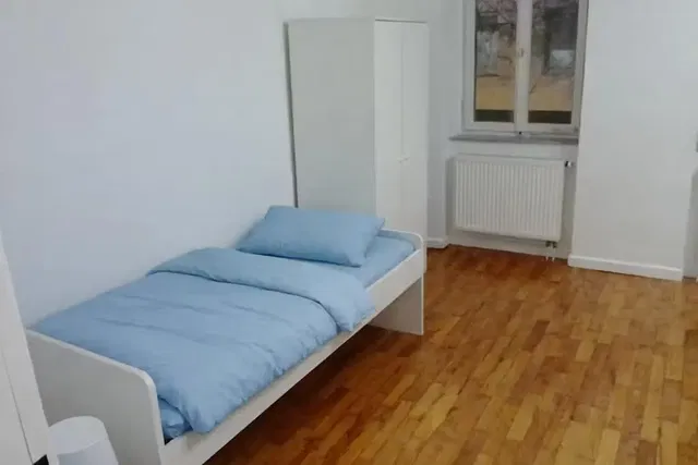 Sypialnia; podłoga drewniana, światło dzienne