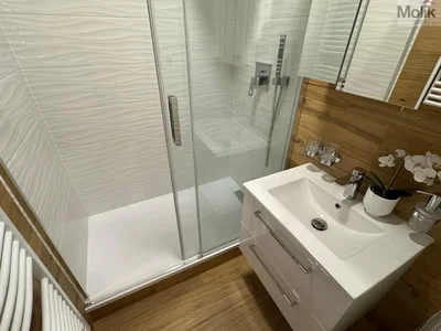Banyo; tadilatlı, fayans zemin, doğal ışık, modern stil