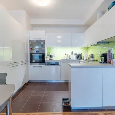 Mutfak; mutfak aletleri, fayans zemin, doğal ışık, modern stil