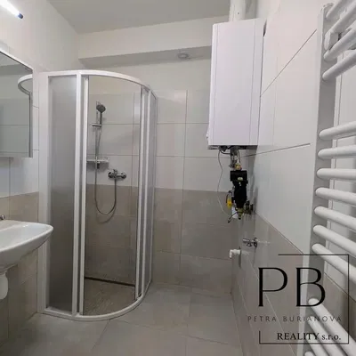 Badezimmer; fliesenboden, warmwasserbereiter, tageslicht, renoviert