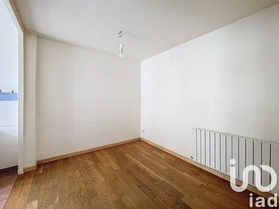 Yatak odası; ahşap zemin, doğal ışık