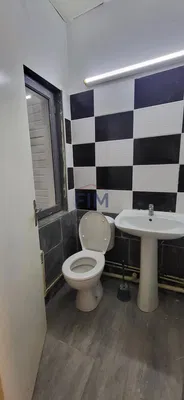 Toaleta; dlažba, nutná rekonstrukce