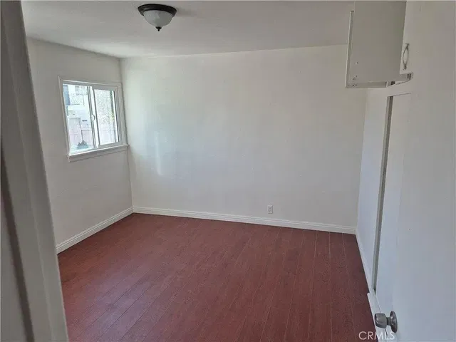 Camera da letto; pavimento in legno, luce naturale