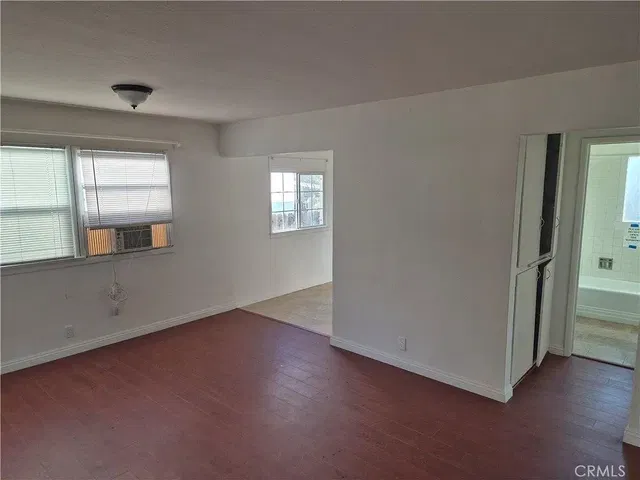 Camera da letto; pavimento in legno, luce naturale