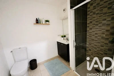 Salle de bain; carrelage, rénové, lumière naturelle, style moderne
