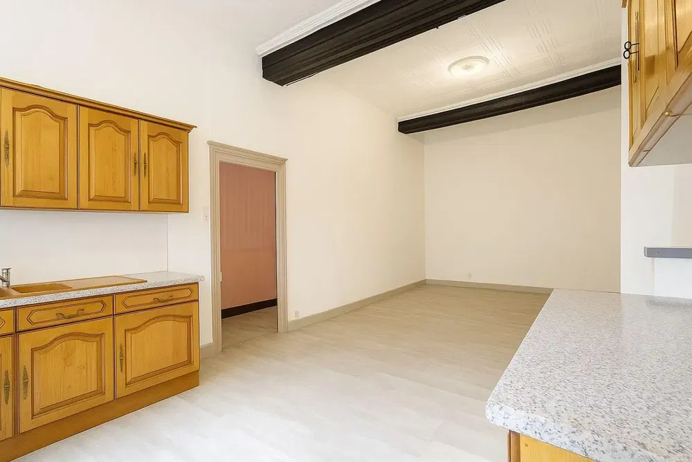 Mutfak; tadilatlı, ahşap zemin