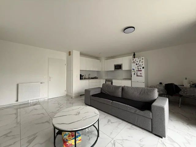 Soggiorno; pavimento in piastrelle