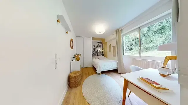 Camera da letto; luce naturale, pavimento in legno, stile moderno