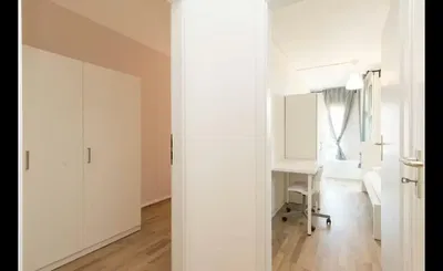 Slaapkamer; houten vloer, natuurlijk licht