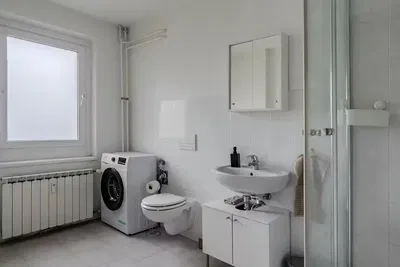 Kupaonica; pločice, prirodno svjetlo