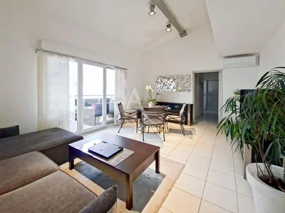 Oturma odası; fayans zemin, doğal ışık, modern stil